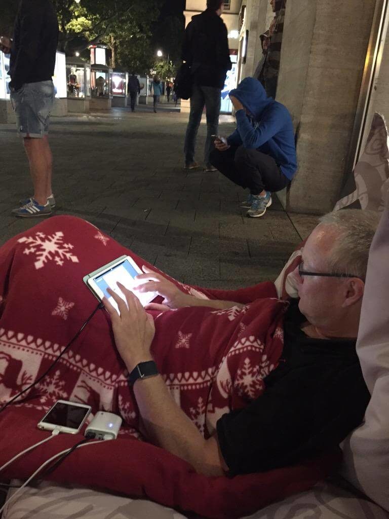 Campen vor dem Berliner Apple Store fÃ¼r das neue iPhone