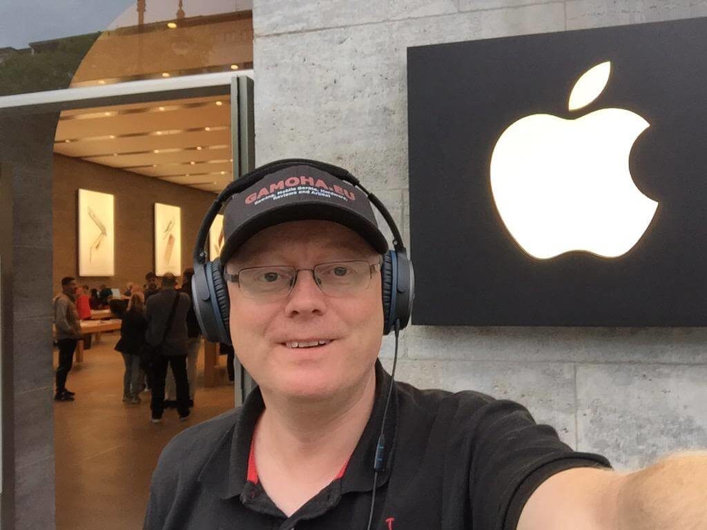 Helge vor dem Apple Store in Kurfürstendamm (Berlin).