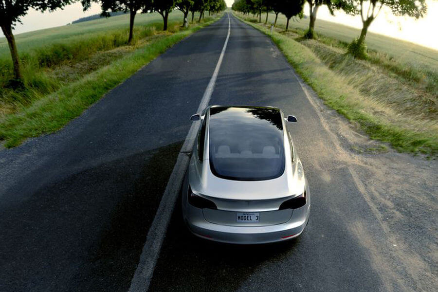 Tesla Model 3 (Panoramadach) - Bild: Tesla