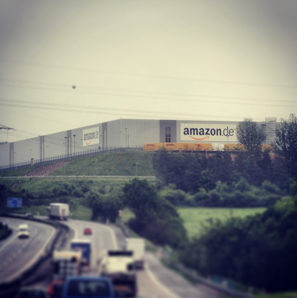 Ein Amazon Lager in Bad Hersfeld (Bild: BlueIceProduktion)