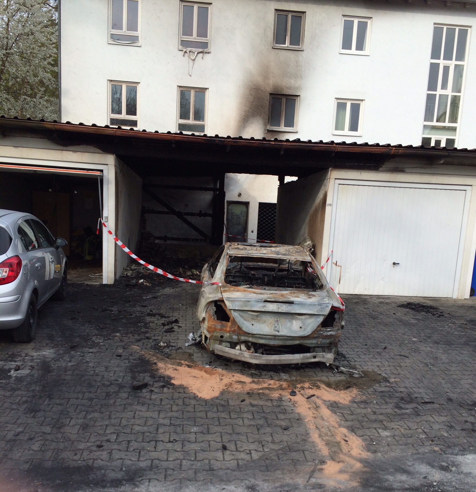 Niederbayern: Auto brennt vollkommen aus 1