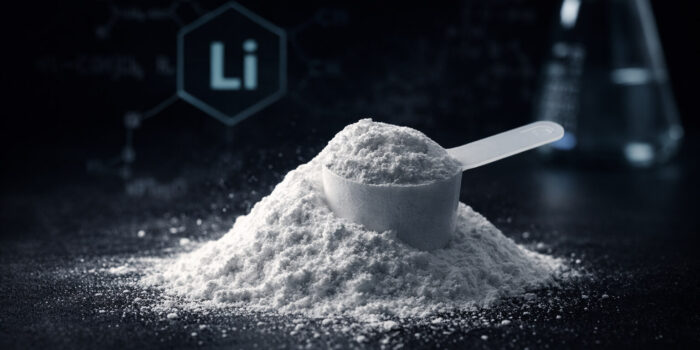 Lithium Pulver: Wirkung, Anwendung & Vorteile des unterschätzten Spurenelements 1 Nahaufnahme von weißem Lithium-Pulver in einem Messlöffel auf dunkler Oberfläche, im Hintergrund Laborglas und ein unscharfes ‚Li‘-Symbol.